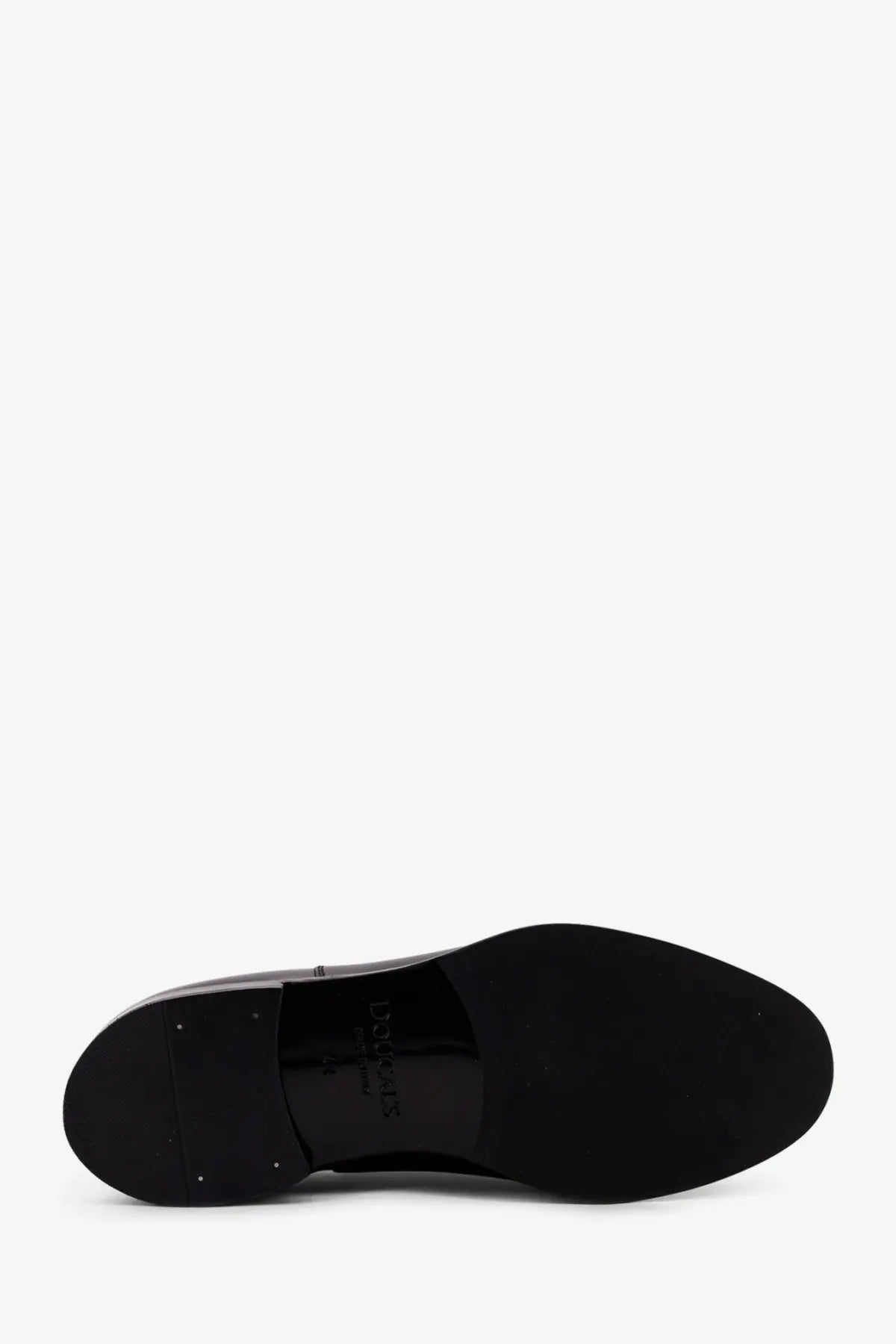 Black leather oxford shoe with glossy finish and embossed doucals brand logo on the heel back side