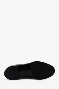 Black leather oxford shoe with glossy finish and embossed doucals brand logo on the heel back side
