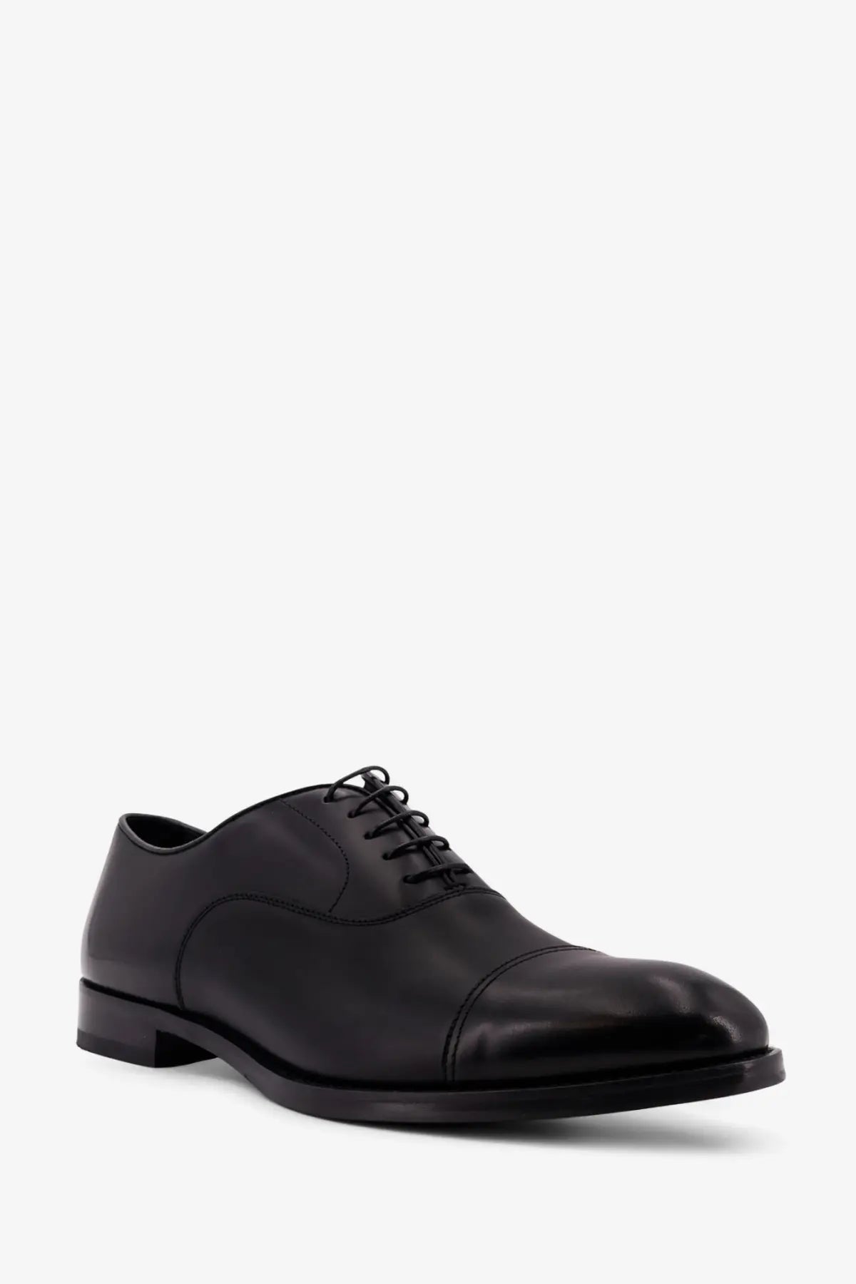 Black leather oxford shoe by doucal’s with polished finish and classic cap toe design for men