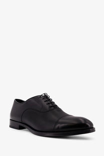 Black leather oxford shoe by doucal’s with polished finish and classic cap toe design for men
