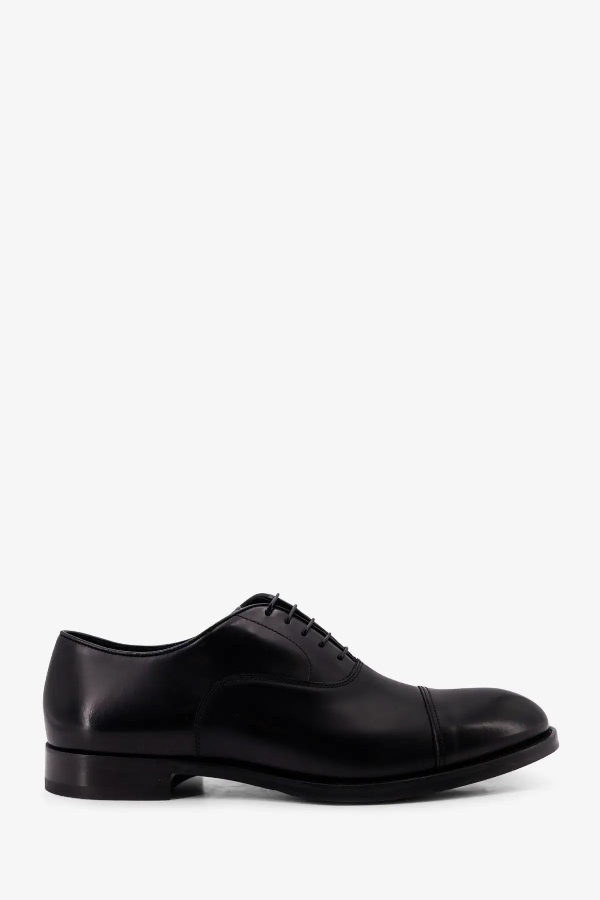 Doucal’s men’s black leather oxford shoe with polished finish and cap toe design for formal wear