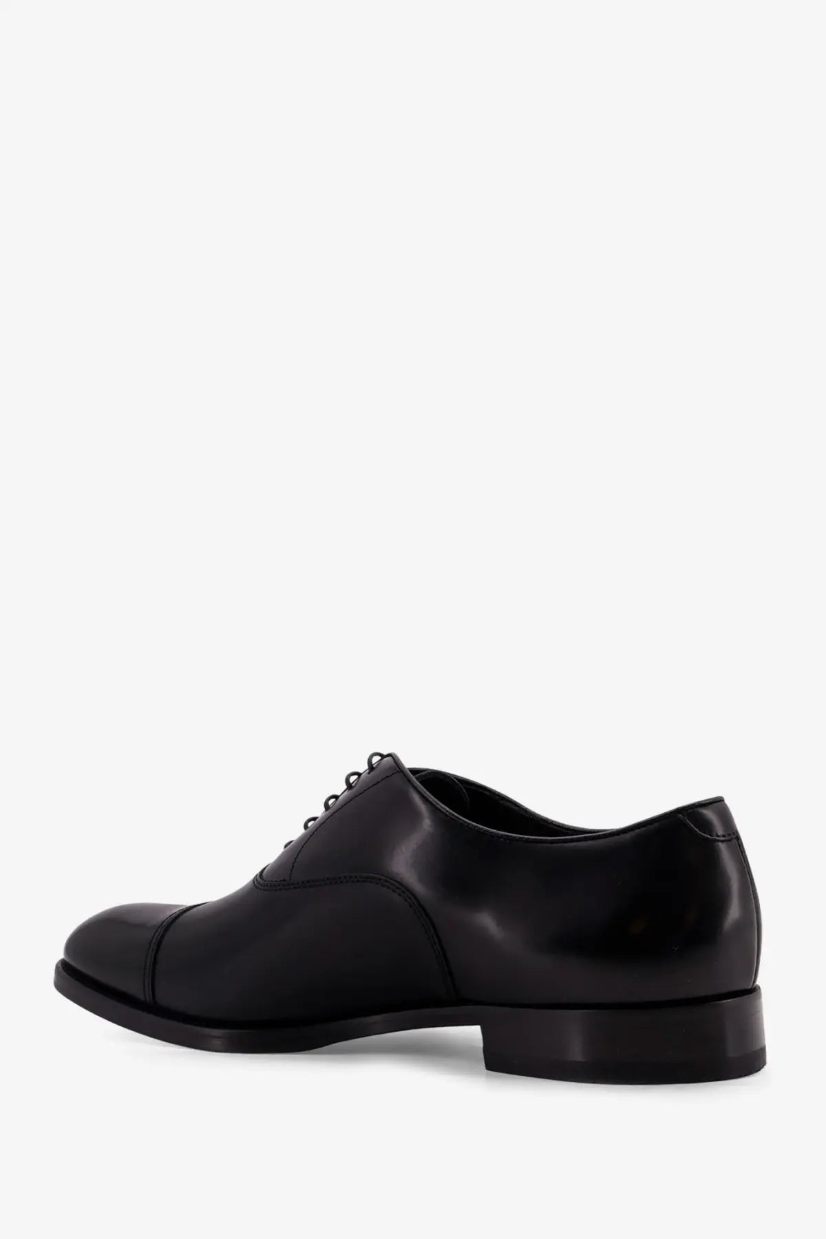 Doucal’s men’s black leather oxford shoe with polished finish and classic cap toe design