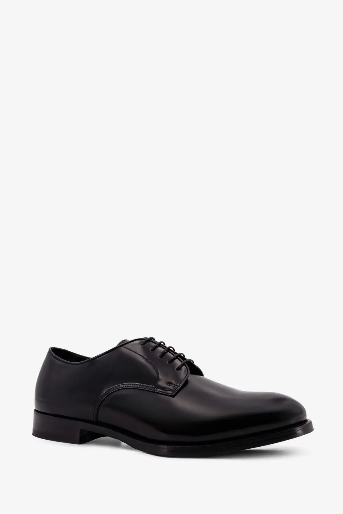 Doucal’s men’s black leather oxford shoe with polished finish and classic lace-up design