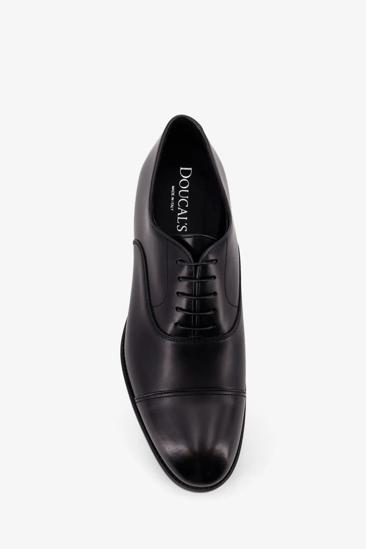 Doucal’s men’s black leather oxford shoe with polished finish and classic cap toe design