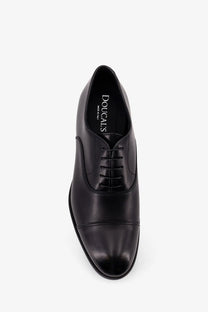 Doucal’s men’s black leather oxford shoe with polished finish and classic cap toe design