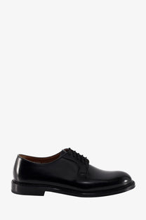 Doucal’s men’s leather lace black derby shoe in black patent leather with polished finish and classic lace-up design