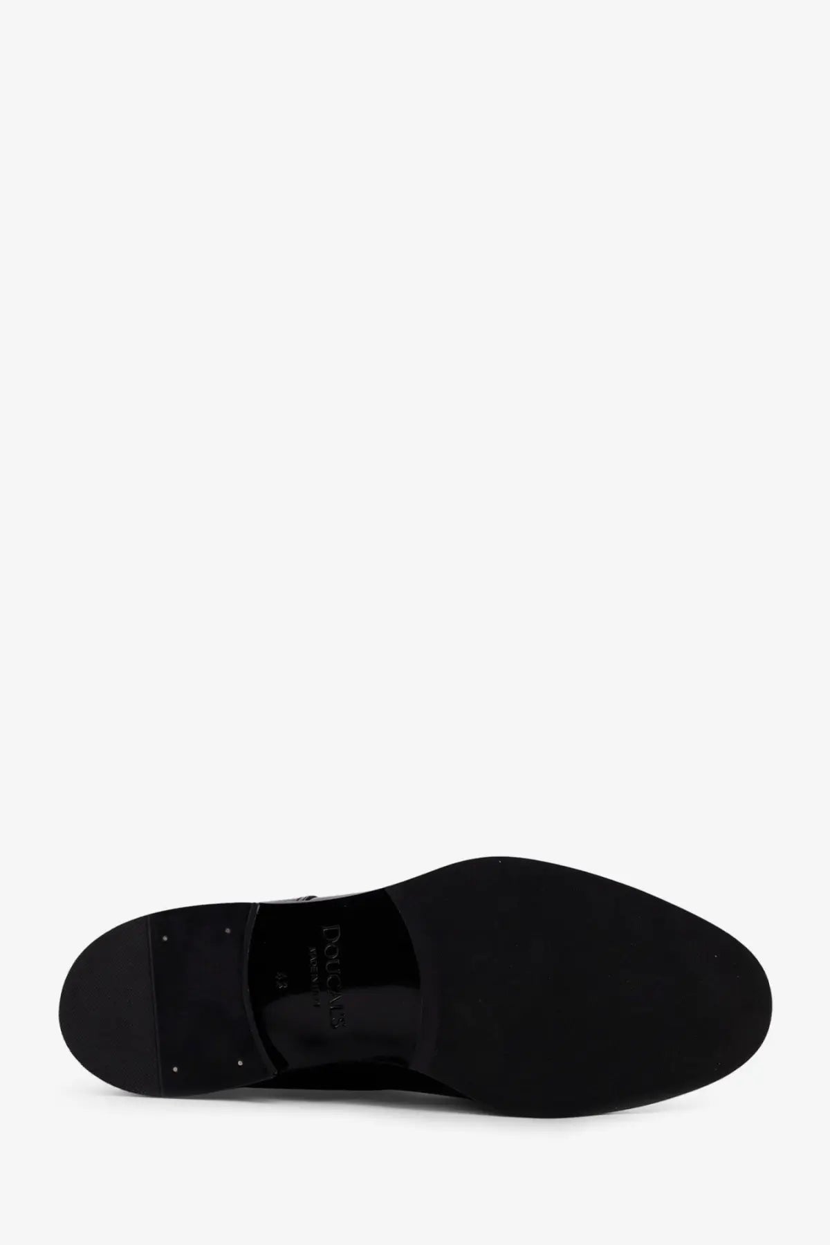 Sole of doucal’s men’s black leather lace shoe with embossed brand logo and detailed stitching