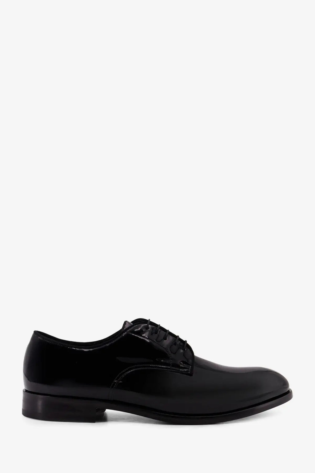 Black patent leather derby shoe by Doucal’s with a glossy finish and classic lace-up design