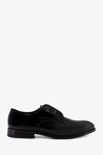 Black patent leather derby shoe by Doucal’s with a glossy finish and classic lace-up design