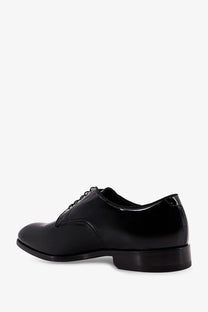 Doucal’s men’s black patent leather oxford shoe with polished finish and classic lace-up design