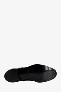 Black leather sole with glossy finish and visible stitching on doucals men’s patent leather lace up shoe black