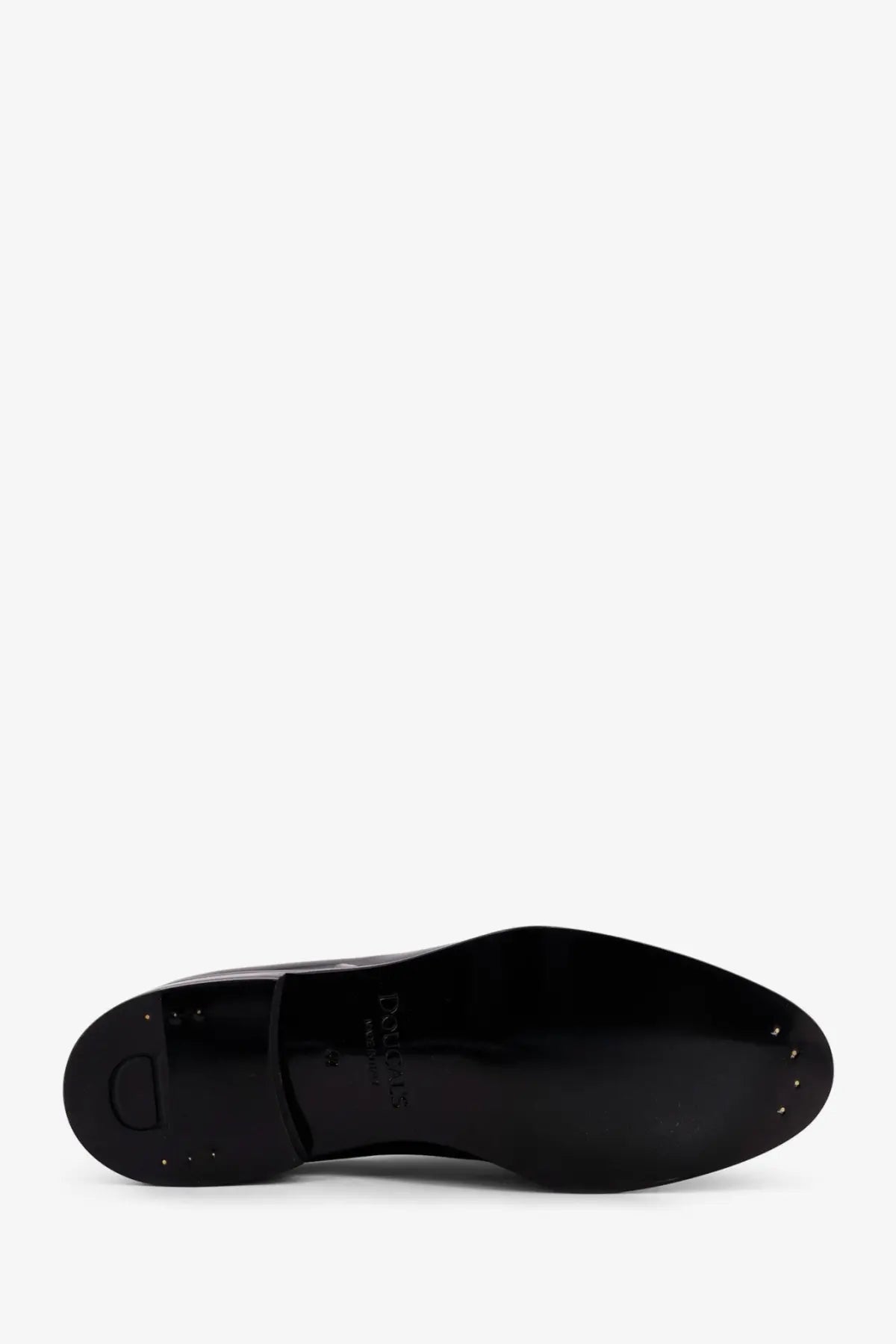 Black leather sole with a glossy finish and embossed doucal’s logo on doucal’s men’s patent leather loafers black