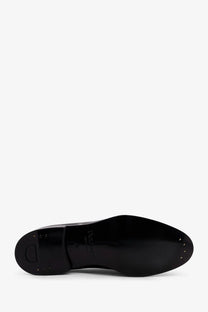 Black leather sole with a glossy finish and embossed doucal’s logo on doucal’s men’s patent leather loafers black