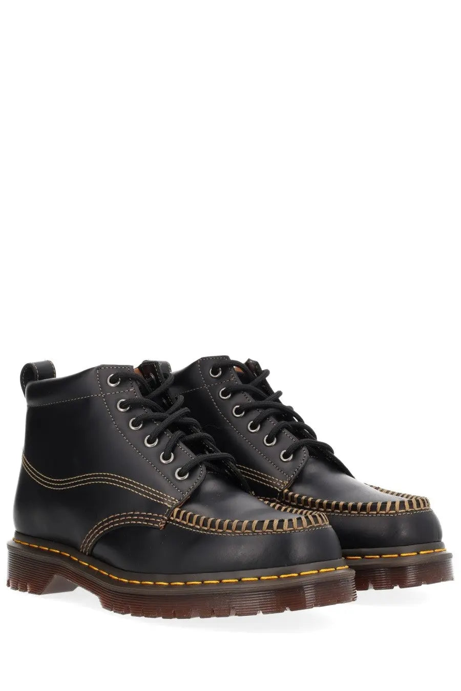 Dr martens men’s boot lowell chukka black made of black leather showing the back side of the shoe