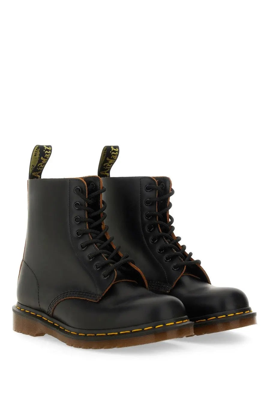 Dr martens men’s boot vintage black black leather lace-up boot suitable for casual and rugged wear