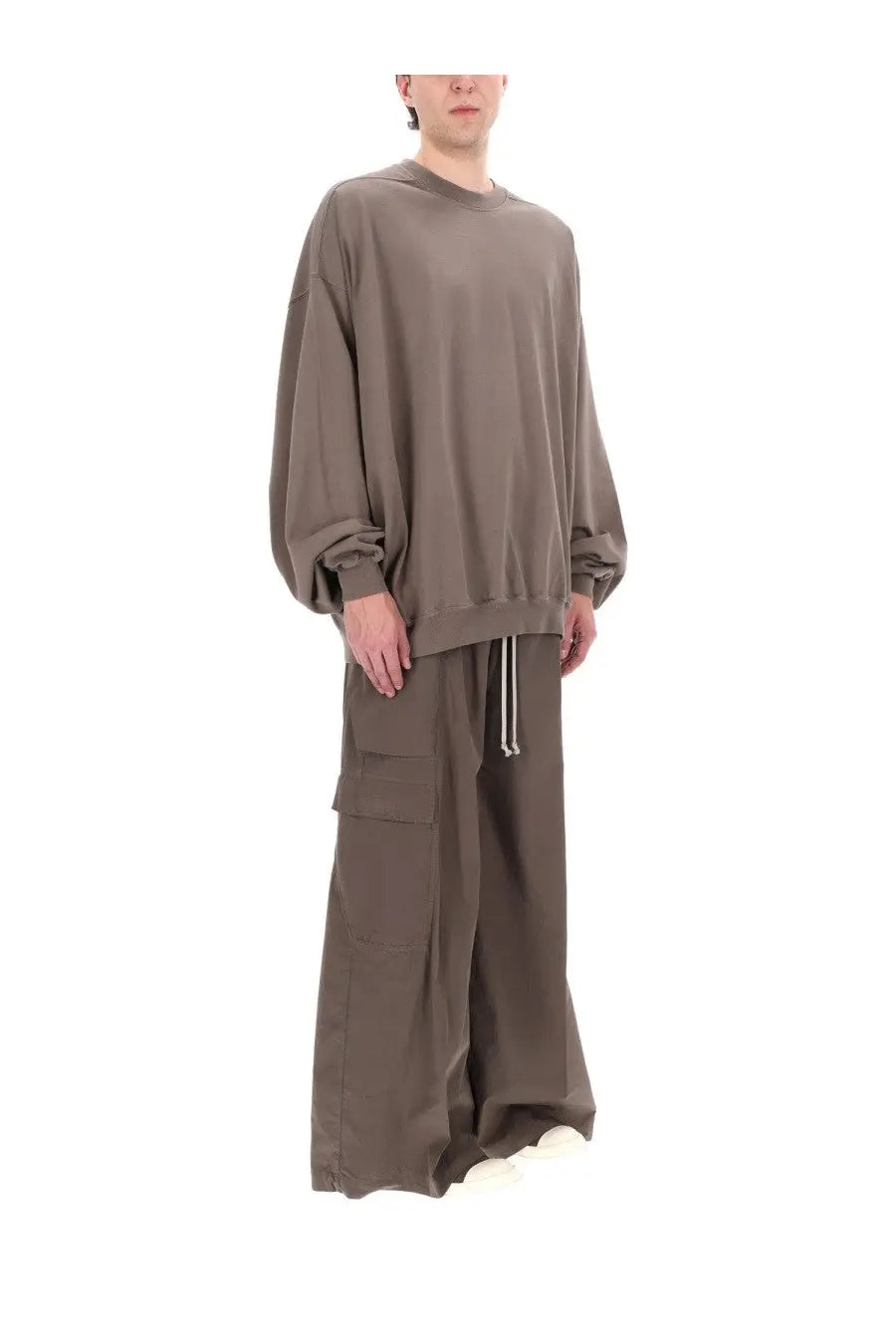 A loose-fitting olive green oversized sweatshirt with long sleeves and crew neck in drkshdw men’s pantalon cargo jumbo belas brown collection