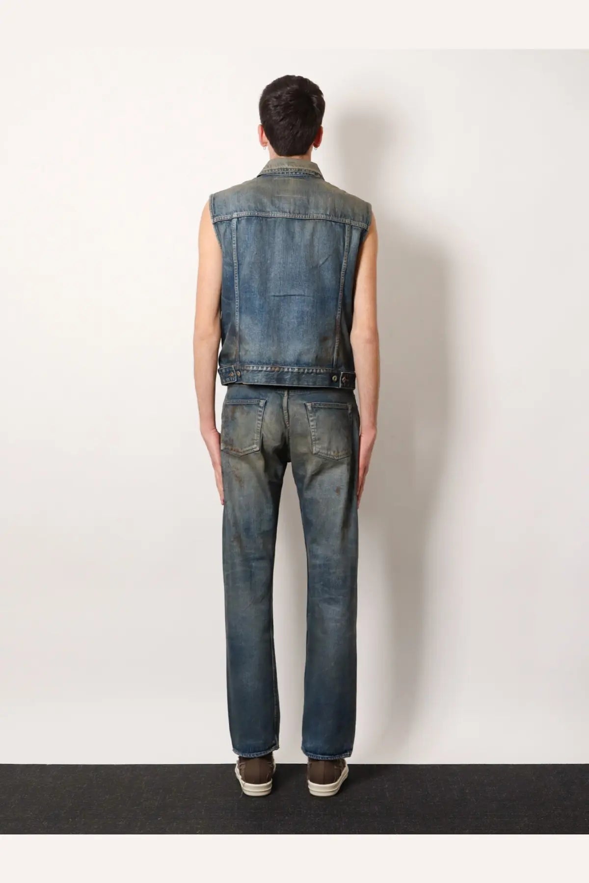 Drkshdw men’s sleeveless denim jacket vintage wash in faded blue cotton with classic collar and buttoned front worn over distressed jeans