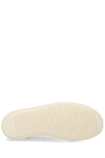Cream-colored rubber sole with textured ribbed pattern on drkshdw men’s sneaker alta in denim white