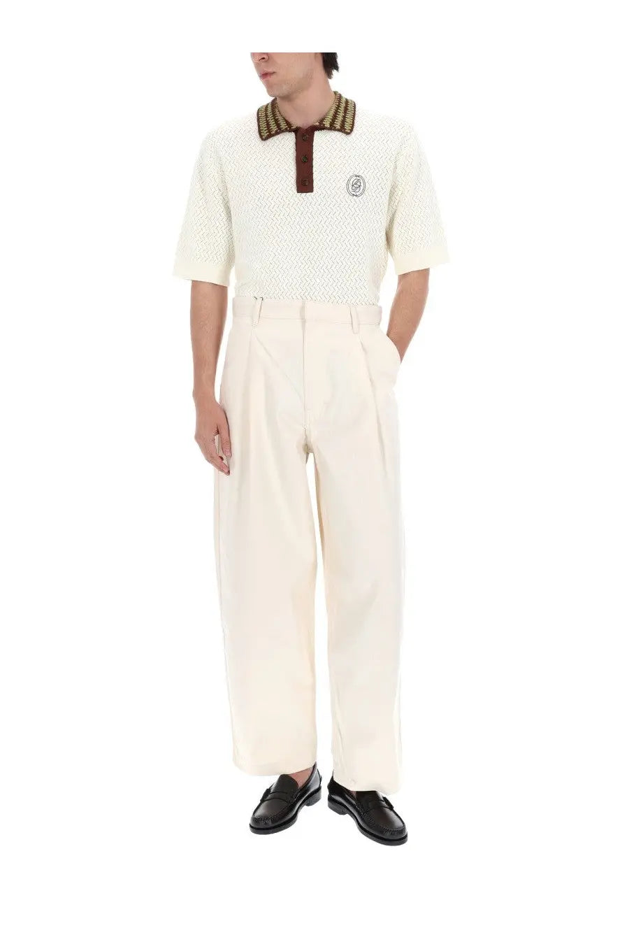 Cream-colored textured polo shirt with patterned collar and chest emblem paired with drôle de monsieur pantalone ballon white