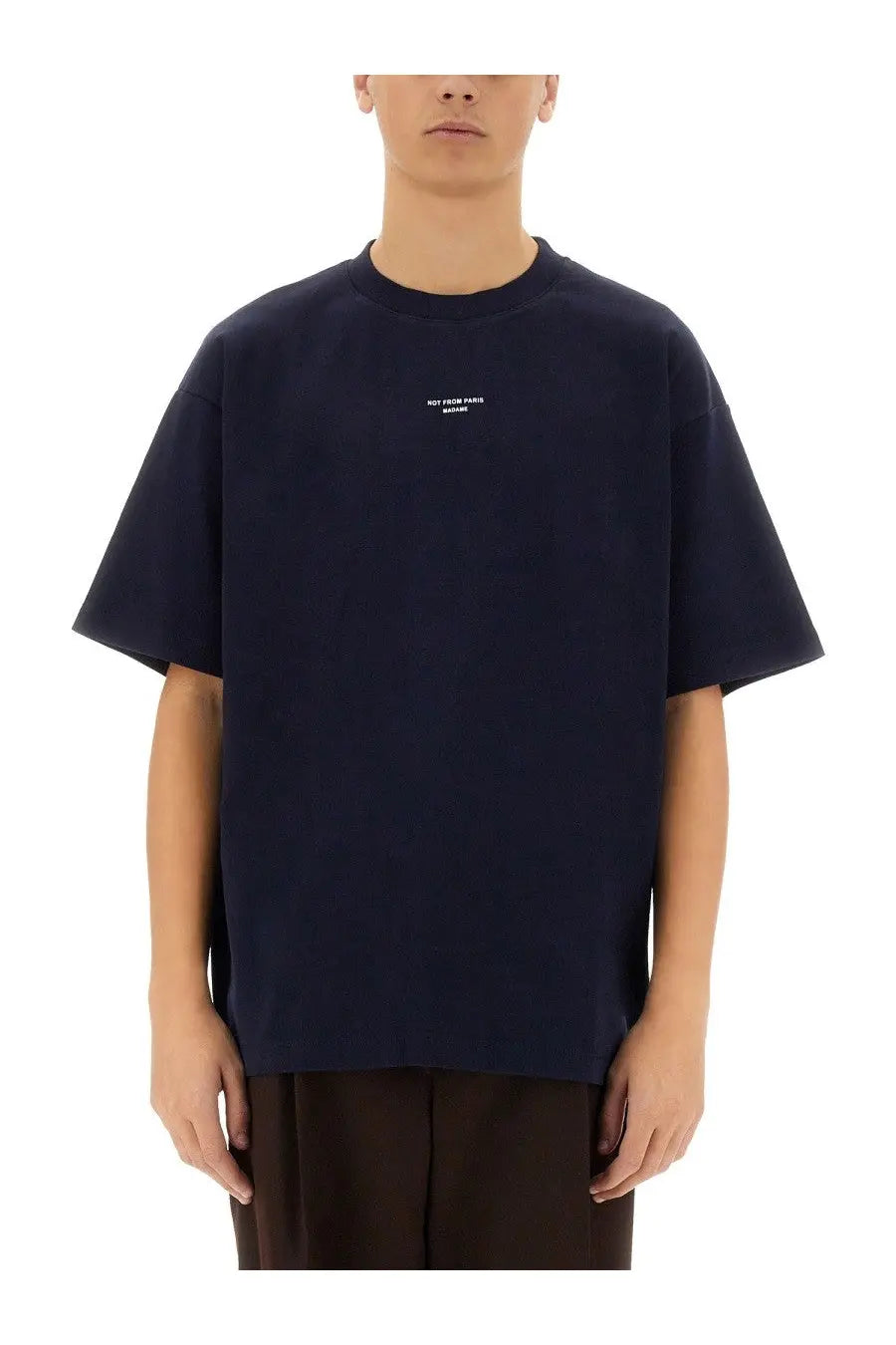 Navy blue oversized cotton t-shirt with a small white logo on the chest from Drôle de Monsieur men’s slogan shirt blue