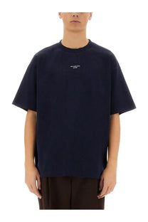 Navy blue oversized cotton t-shirt with a small white logo on the chest from Drôle de Monsieur men’s slogan shirt blue
