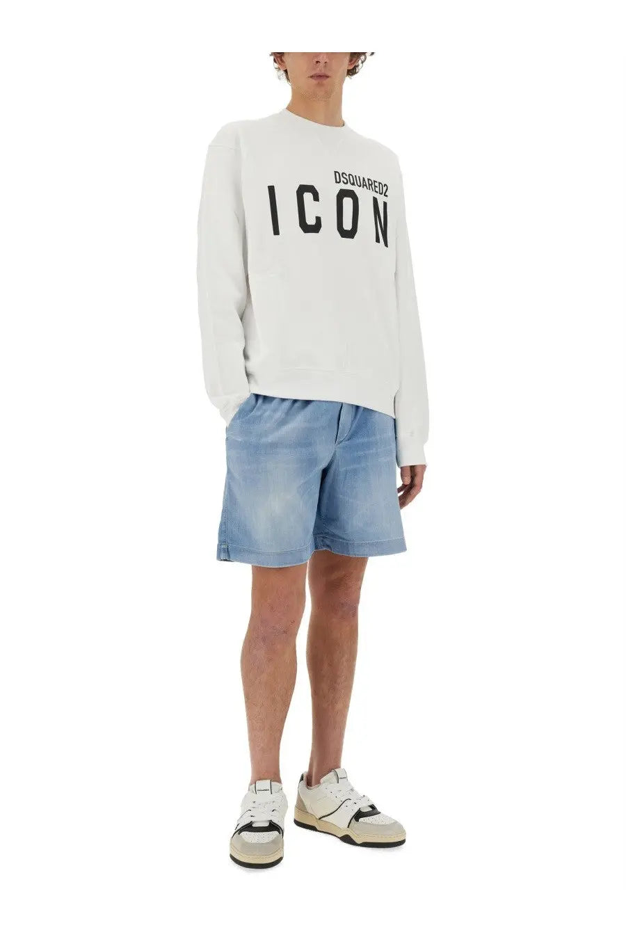 White dsquared2 men’s sweatshirt with long sleeves and black icon lettering on the front made from soft fabric