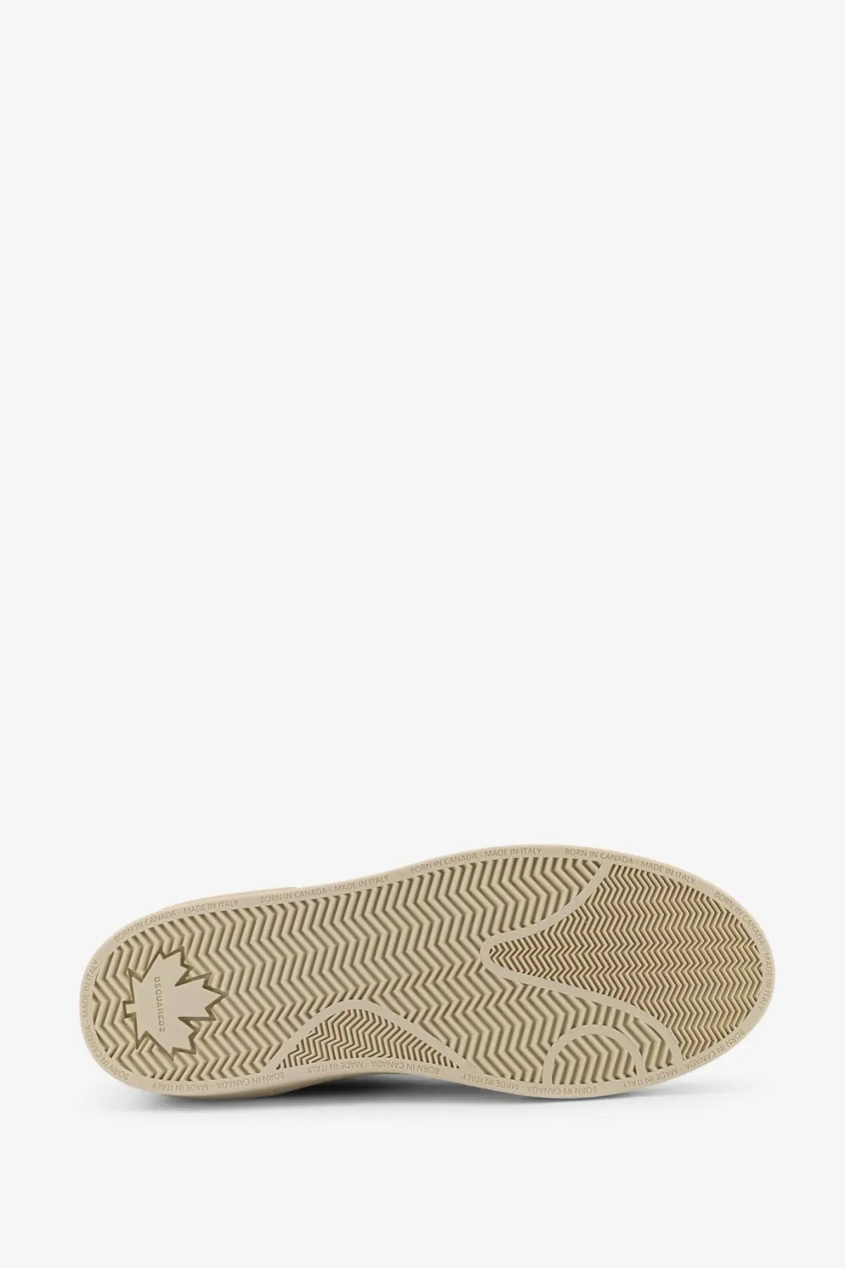 Beige rubber sole with herringbone tread and embossed maple leaf on dsquared2 men’s rider leather low top sneakers white