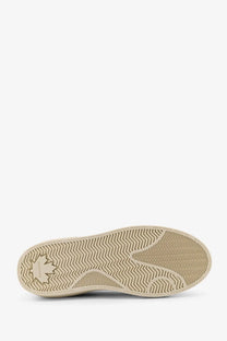 Beige rubber sole with herringbone tread and embossed maple leaf on dsquared2 men’s rider leather low top sneakers white