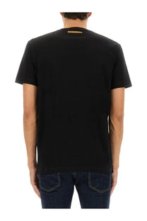 Dsquared2 men’s black t-shirt made of cotton with a subtle gold logo at the neckline for casual wear