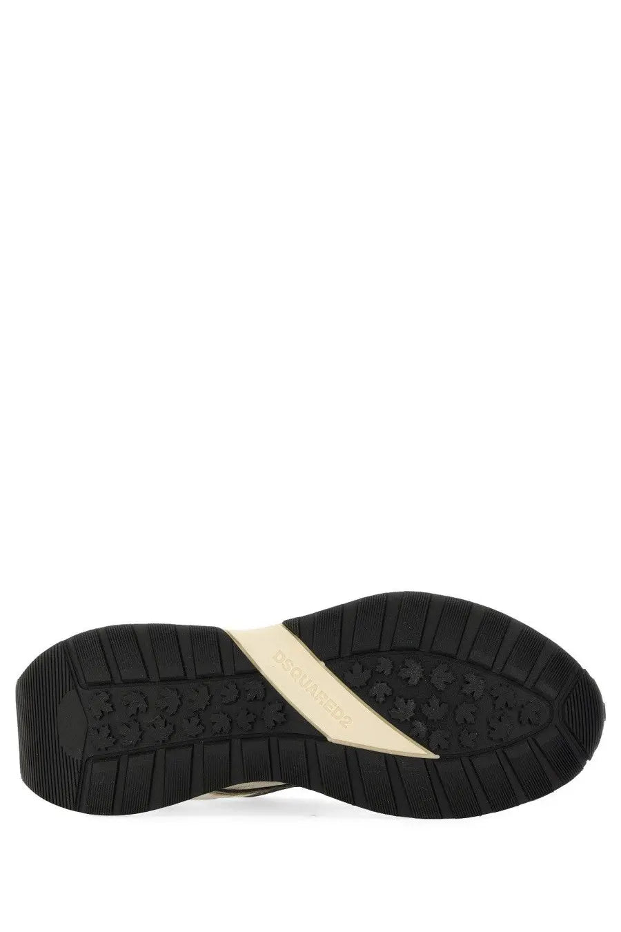 Black rubber sole with cream diagonal stripe and embossed logo on dsquared2 men’s sneaker sprinter white