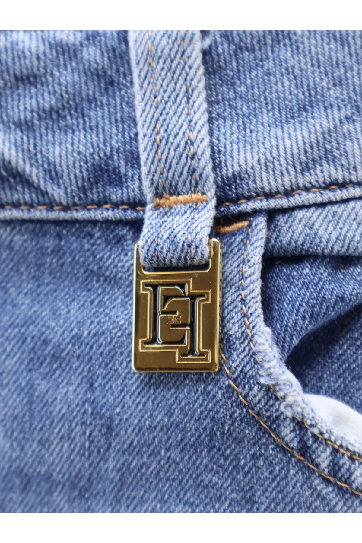 Gold-tone rectangular metal clasp with embossed et logo on light blue cotton denim elisabetta franchi urban jeans