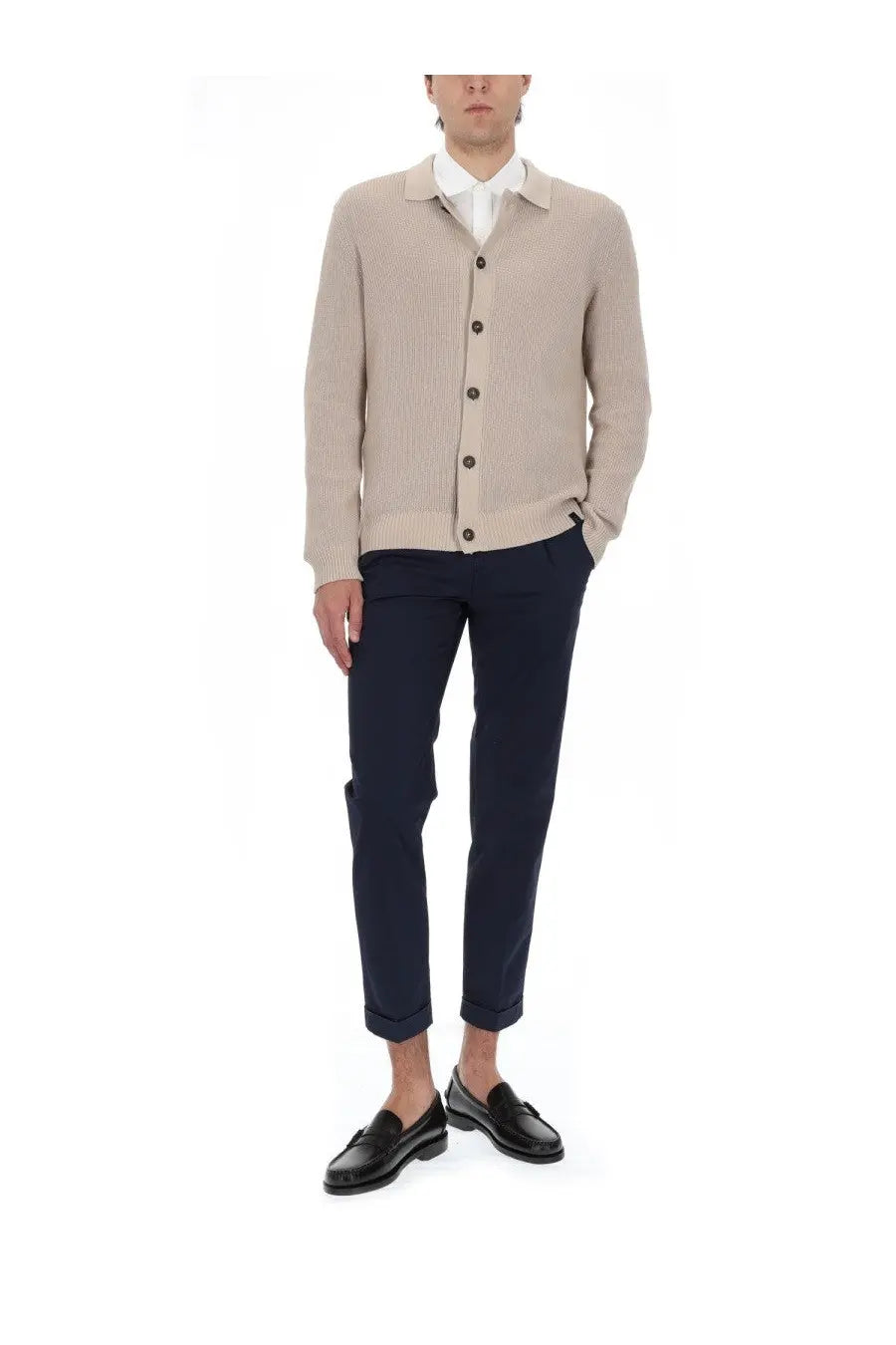 Beige ribbed knit cardigan with dark brown buttons paired with fay men’s pantalone capri blue pants