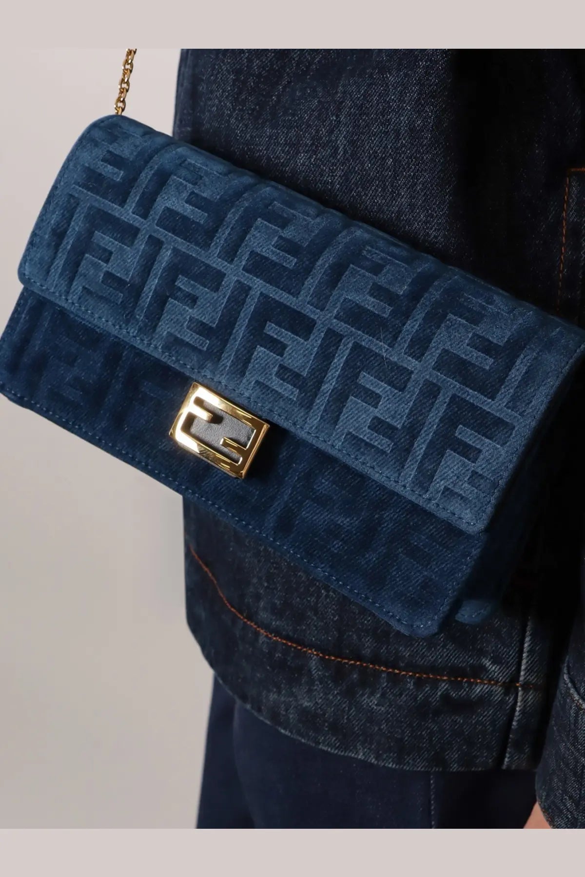Fendi women’s wallet on chain baguette shoulder bag in deep blue velvet with ff logo pattern and gold-tone clasp