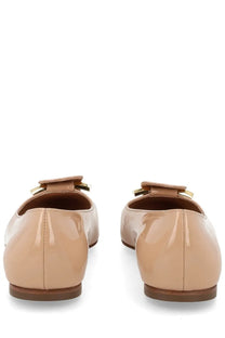 Ferragamo women’s ballerina beige patent leather flats with gold-tone bow detail