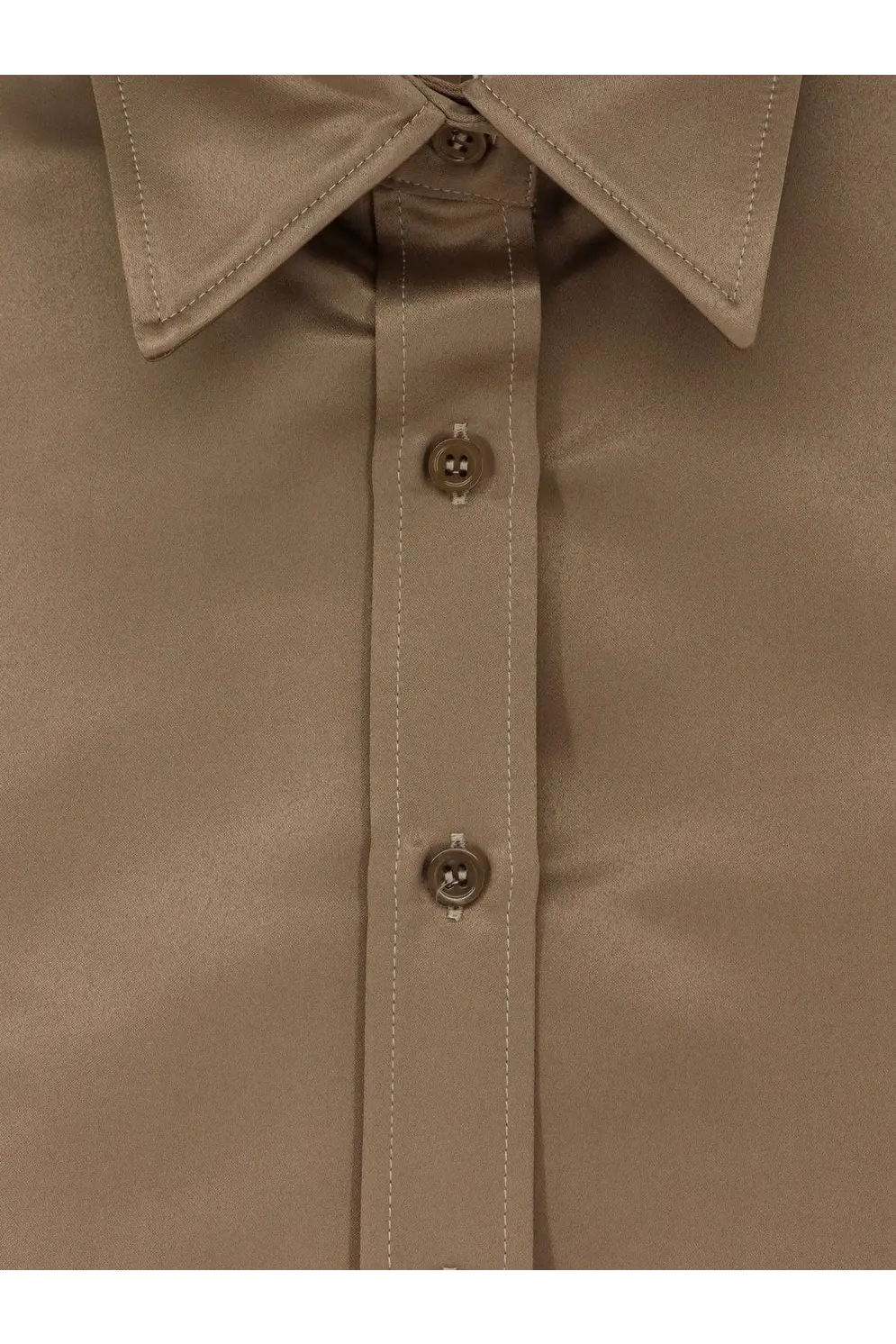 The Frankie Shop women’s Arlen satin boxy shirt in beige features a sleek satin fabric with a crisp collar and matching buttons