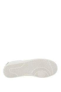 White rubber sole of fred perry men’s leather sneaker with hexagonal tread pattern and zigzag grooves for grip