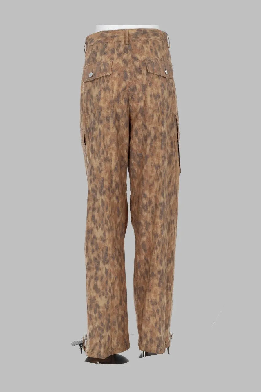 Ganni women’s beige cotone stampato cargo pants in brown leopard print with silver button closures and side pockets