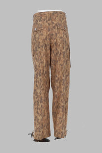 Ganni women’s beige cotone stampato cargo pants in brown leopard print with silver button closures and side pockets