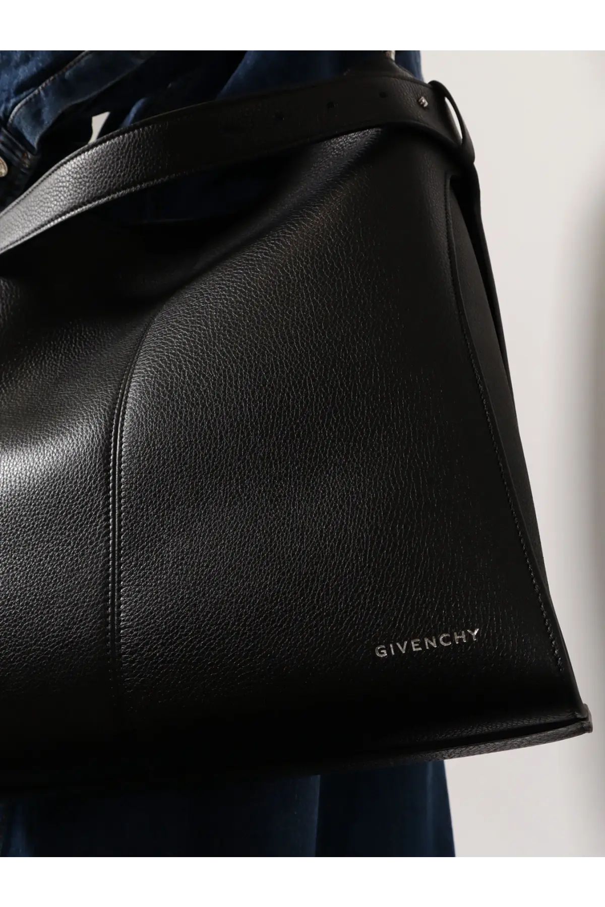 Black Givenchy men’s leather shoulder tote bag with belted design and subtle stitching details in minimalist style