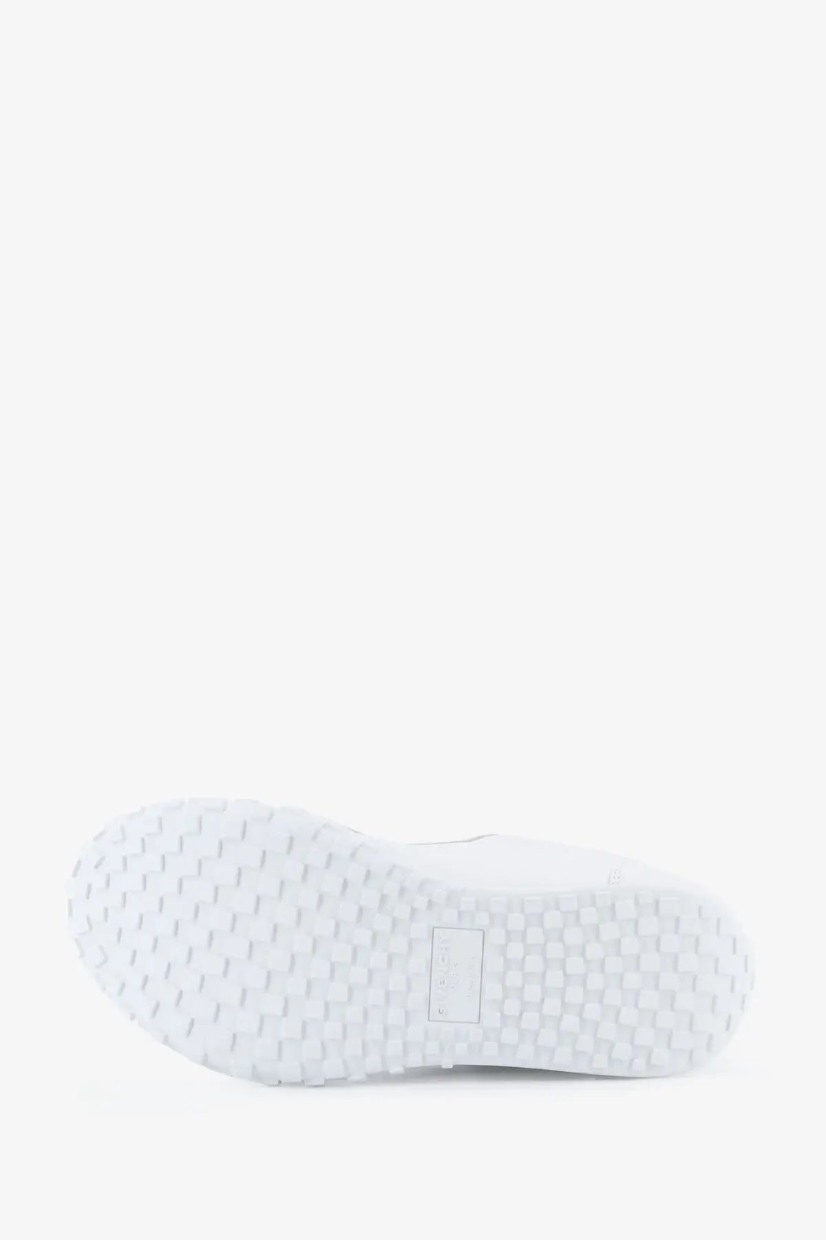 White rubber sole with hexagonal tread and rectangular label on givenchy men’s glide runner leather sneakers white back side