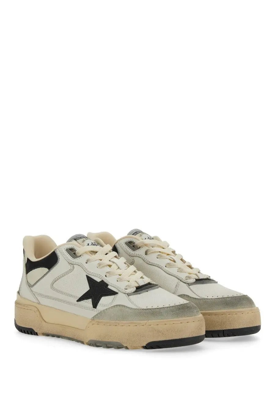 Golden goose men’s sneaker white leather with black star logo and beige rubber sole for casual wear