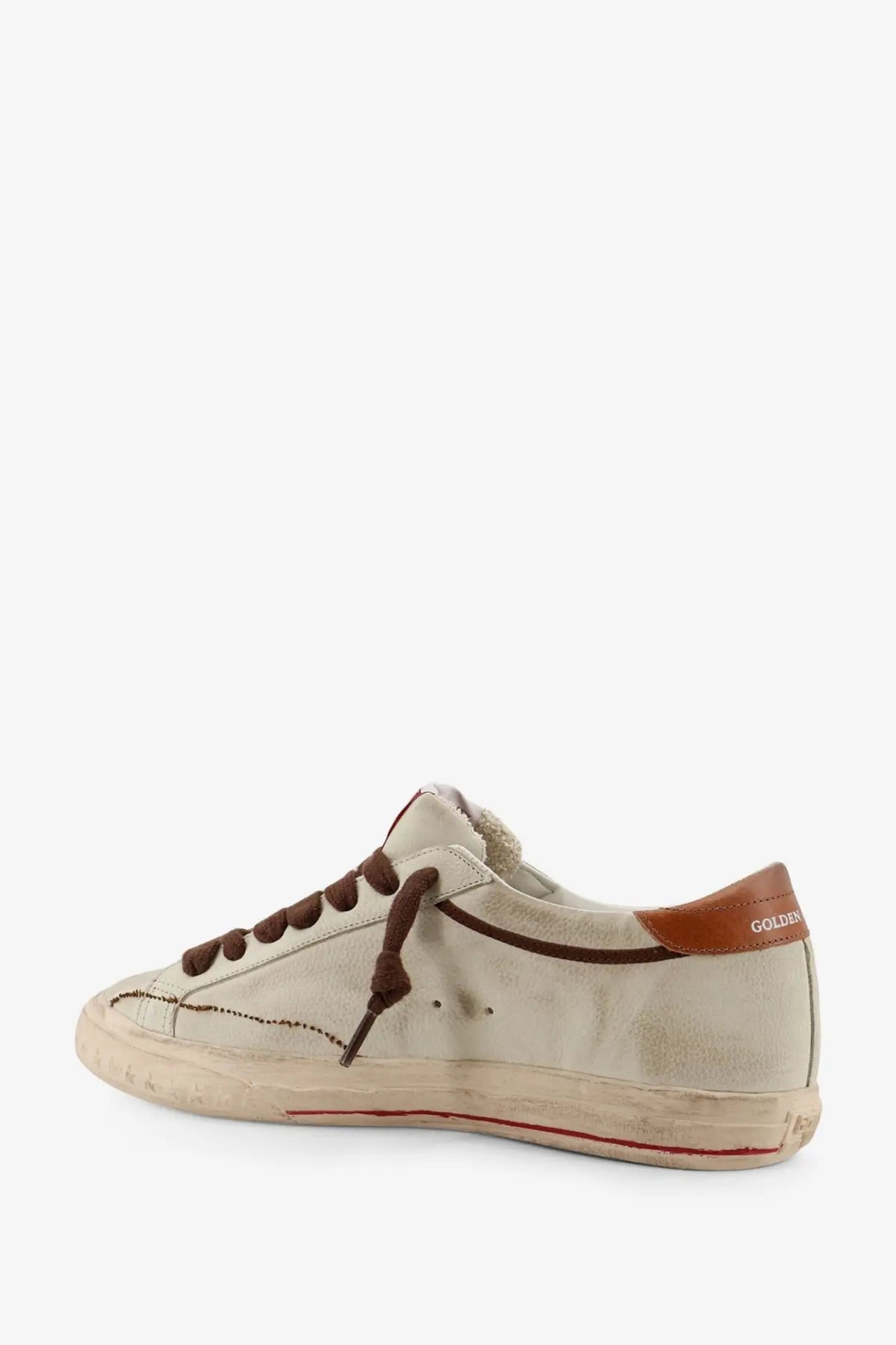 Golden goose men’s super star leather sneaker in beige suede with brown laces leather heel tab and red stitching