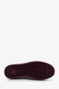 Close-up of maroon rubber sole with zigzag tread and star logo on golden goose women’s ballstar leather sneaker heel