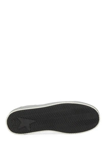 Black rubber sole with textured chevron pattern and star logo on golden goose women’s stardan sneaker white back side