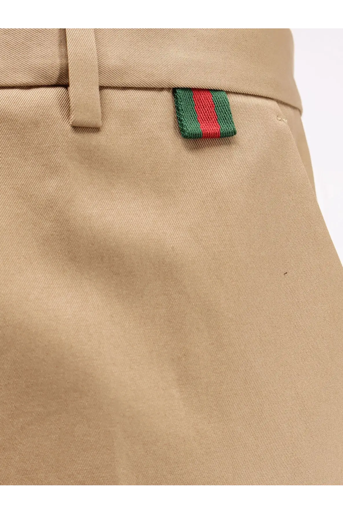 Beige cotton Gucci men’s trousers with distinctive green and red striped woven tab at the waistband