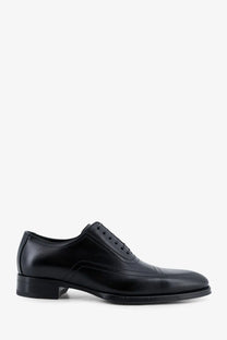 Gucci men’s black leather oxford shoe with polished finish and classic brogue detailing