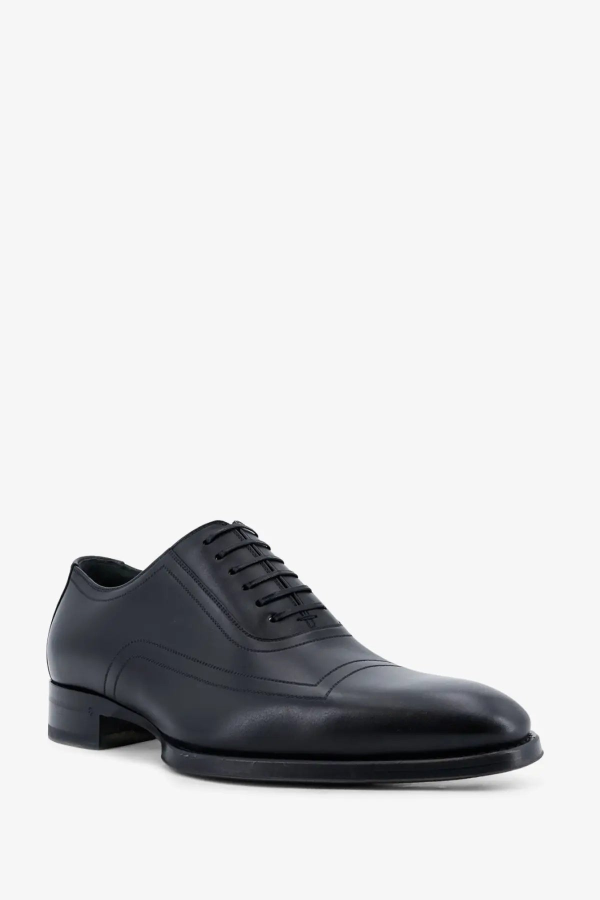 Gucci men’s black leather oxford shoe with polished finish and classic lace-up design