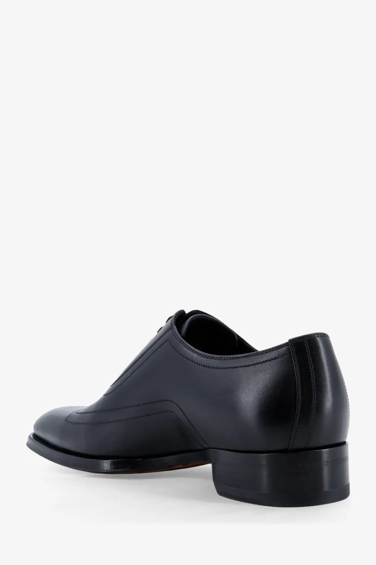 Gucci men’s black leather oxford shoe with polished finish and classic lace-up design