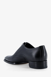 Gucci men’s black leather oxford shoe with polished finish and classic lace-up design