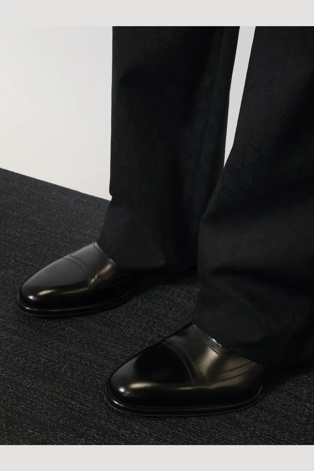 Gucci men’s black patent leather oxford shoes with glossy finish and classic cap-toe design
